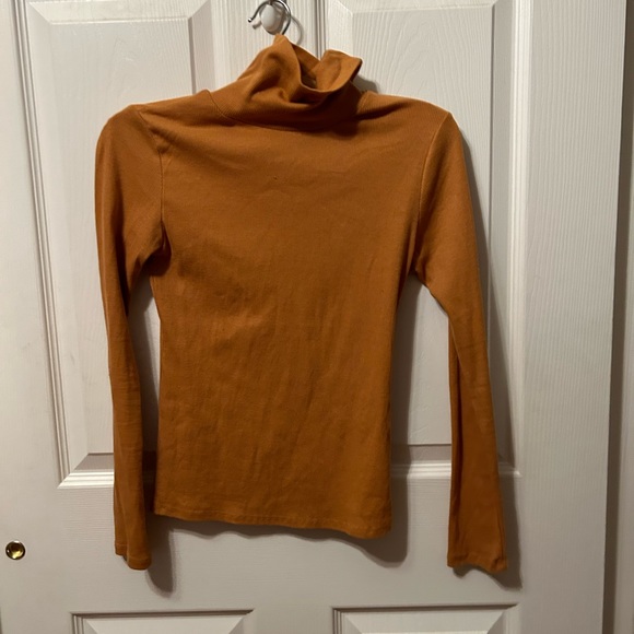 Yellow turtle neck - Picture 2 of 2